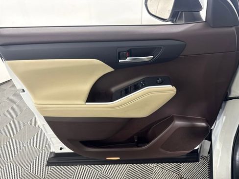 Used 2022 Toyota Highlander XLE image 12