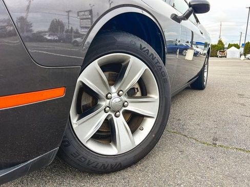 Used 2022 Dodge Challenger SXT image 2