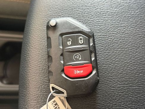 Used 2025 Jeep Wrangler Unlimited Sahara AWD/4WD image 21