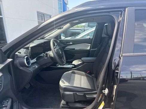 Used 2025 Chevrolet Trax LT FWD image 7