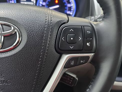 Used 2018 Toyota Highlander XLE AWD/4WD image 17