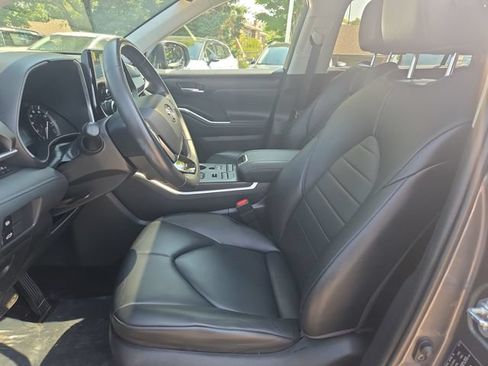 Used 2021 Toyota Highlander XLE AWD/4WD image 12