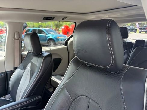 Used 2024 Chrysler Pacifica Limited FWD image 5