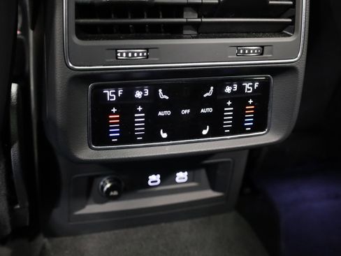 Used 2021 Audi Q8 Prestige w/ Prestige Package image 38