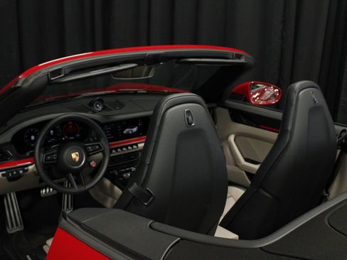 Certified 2025 Porsche 911 Carrera RWD image 23