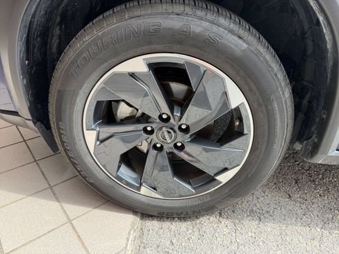Used 2025 Nissan Rogue SV FWD image 25