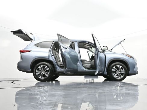 Used 2023 Toyota Highlander XLE image 34