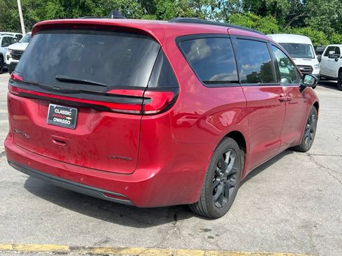 Used 2025 Chrysler Pacifica Limited FWD image 3