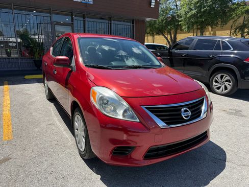 Used 2014 Nissan Versa SV image 3