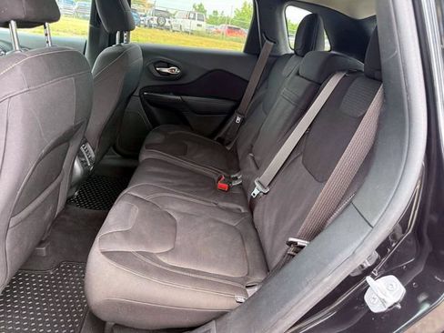 Used 2015 Jeep Cherokee Latitude w/ Cold Weather Group AWD/4WD image 13