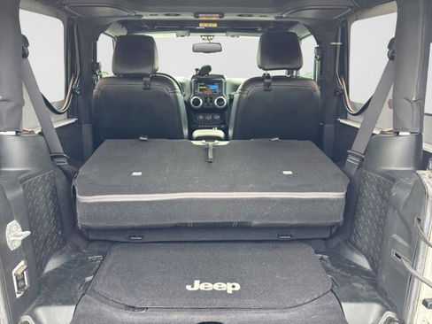 Used 2017 Jeep Wrangler Sahara w/ Connectivity Group AWD/4WD image 38