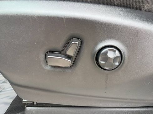 Used 2023 Chrysler Voyager LX FWD image 27