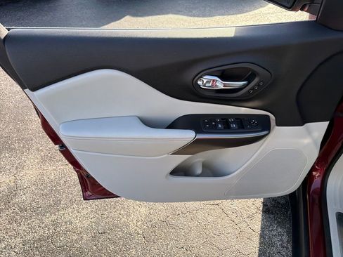 Used 2020 Jeep Cherokee Limited image 17