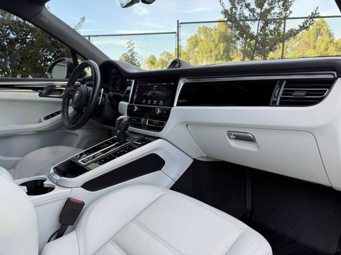 Certified 2023 Porsche Macan Turbo image 25