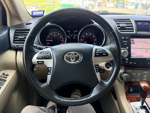 Used 2012 Toyota Highlander Limited w/ Tow Pkg FWD image 13
