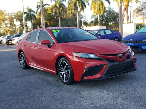 Used 2021 Toyota Camry SE image 3