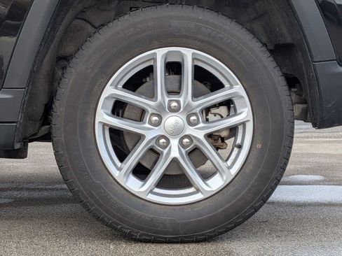 Used 2023 Jeep Grand Cherokee Laredo AWD/4WD image 14