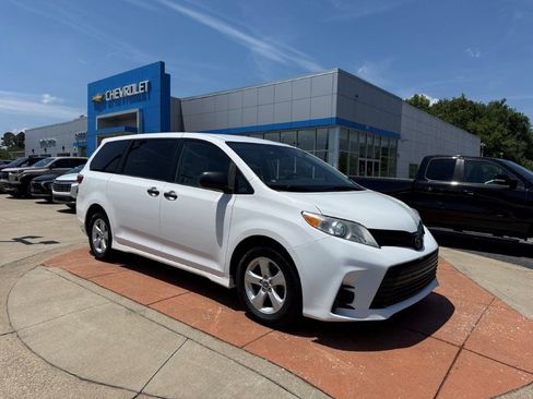 Used 2019 Toyota Sienna L FWD image 1