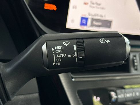 Used 2025 Lexus ES 300h w/ Premium Package FWD image 32