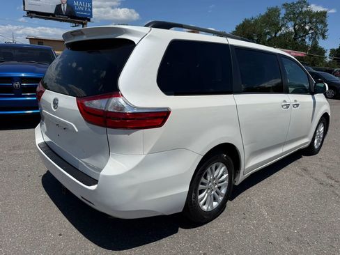 Used 2017 Toyota Sienna XLE image 5