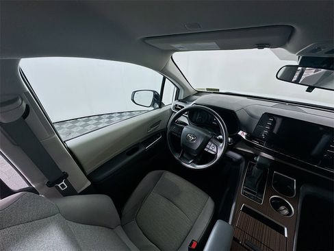 Used 2024 Toyota Sienna LE image 9