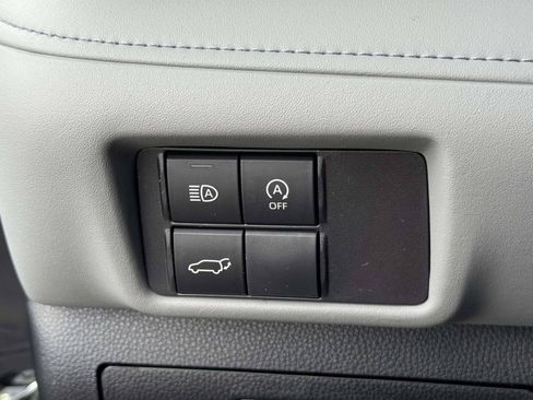 Used 2023 Toyota Highlander LE FWD image 10