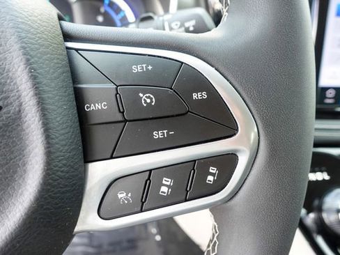 Used 2024 Chrysler Pacifica Select image 14