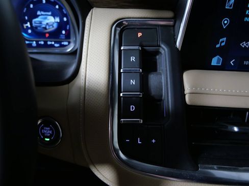 Used 2023 Chevrolet Tahoe Premier AWD/4WD image 25