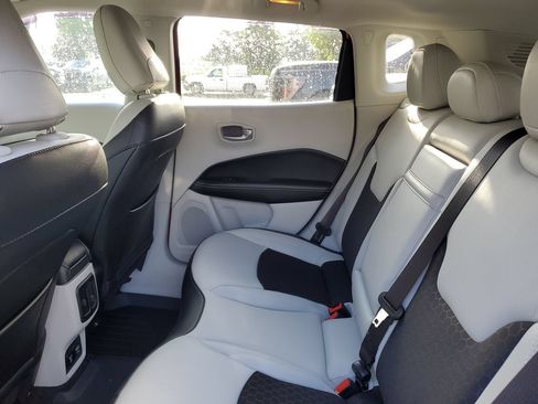 Used 2019 Jeep Compass Latitude FWD image 10