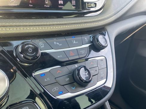 Used 2026 Chrysler Pacifica Limited FWD image 17