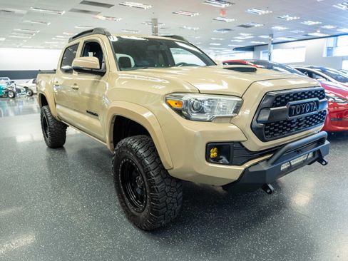 Used 2016 Toyota Tacoma TRD Sport w/ Premium & Technology Package AWD/4WD image 3