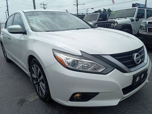 Used 2017 Nissan Altima 2.5 SV w/ Convenience Package FWD image 4