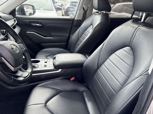 Used 2023 Toyota Highlander XLE FWD image 12