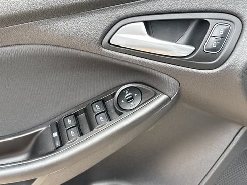 Used 2018 Ford Focus SE w/ SE Appearance Package FWD image 15