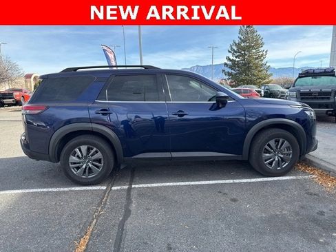 Used 2022 Nissan Pathfinder SV w/ SV Premium Package image 6