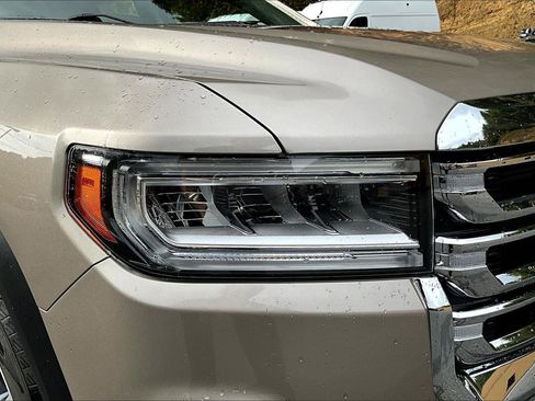 Used 2022 GMC Acadia SLT w/ Technology Package image 31