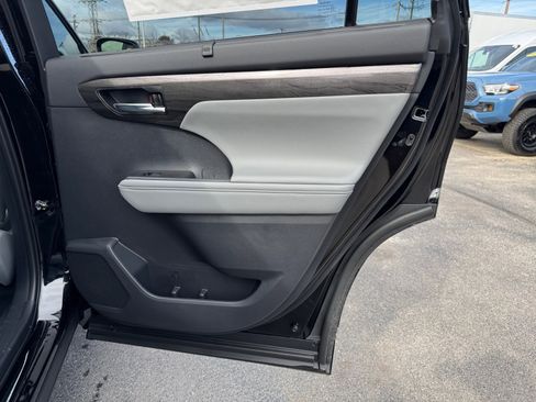 New 2026 Toyota Highlander Platinum AWD/4WD image 26