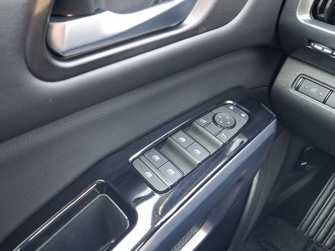Used 2025 Nissan Pathfinder SL AWD/4WD image 19