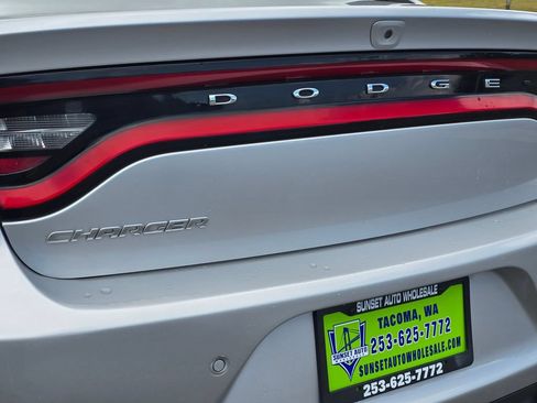 Used 2019 Dodge Charger SXT RWD image 16