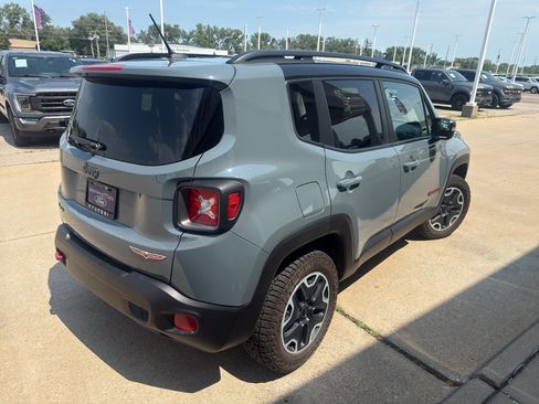 Used 2017 Jeep Renegade Trailhawk w/ Premium Trailhawk Package AWD/4WD image 12