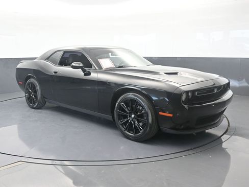 Used 2019 Dodge Challenger SXT image 8