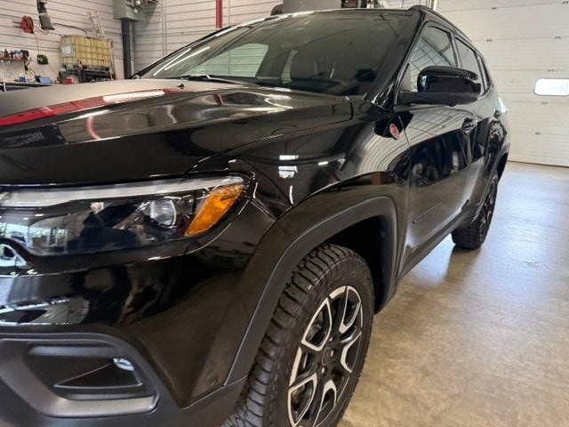Certified 2025 Jeep Compass Trailhawk w/ Trailhawk Elite Group AWD/4WD image 7