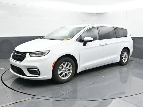 Used 2023 Chrysler Pacifica Touring-L FWD image 8