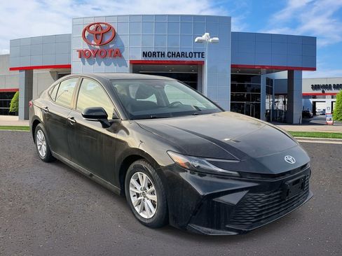 Used 2025 Toyota Camry LE image 3