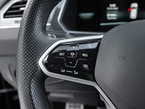 Used 2022 Volkswagen Tiguan SE R-Line image 18