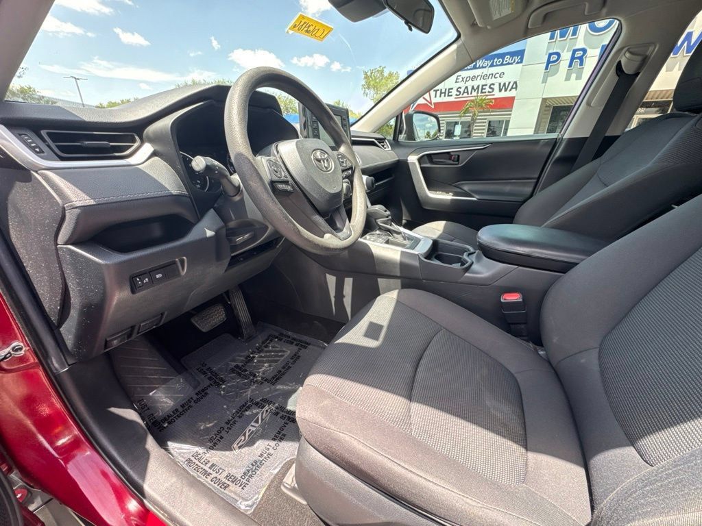 Used 2020 Toyota RAV4 LE FWD image 13