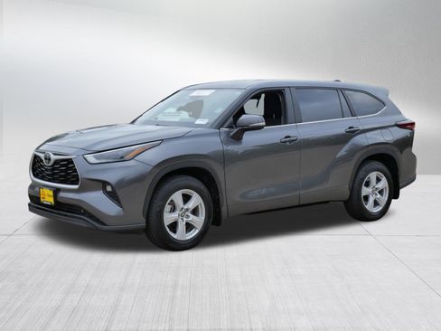 Certified 2025 Toyota Highlander LE AWD/4WD image 3