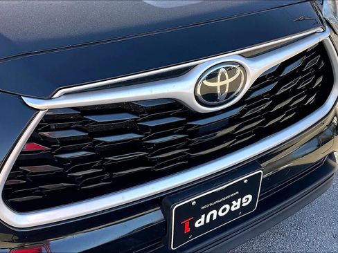 Used 2023 Toyota Highlander LE image 28