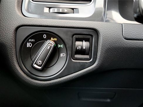 Used 2018 Volkswagen Golf SE image 33