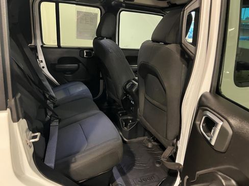 Used 2023 Jeep Gladiator Willys AWD/4WD image 31